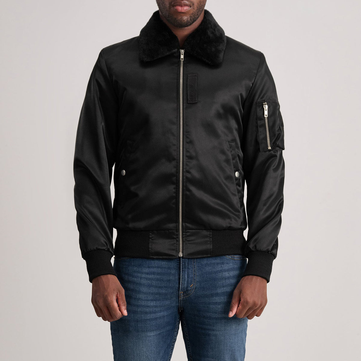 Clyde B-15 Black Bomber Jacket in Black Satin - Vorderansicht &amp; maßgeschneiderte Silhouette | Online Kaufen