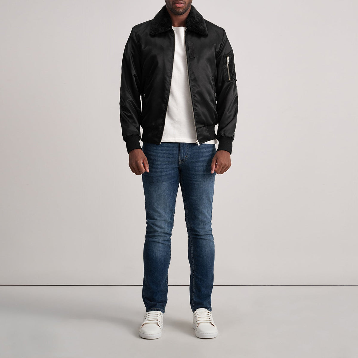 Clyde B-15 Black Bomber Jacket - Seitenansicht mit ergonomischem Ärmelschnitt