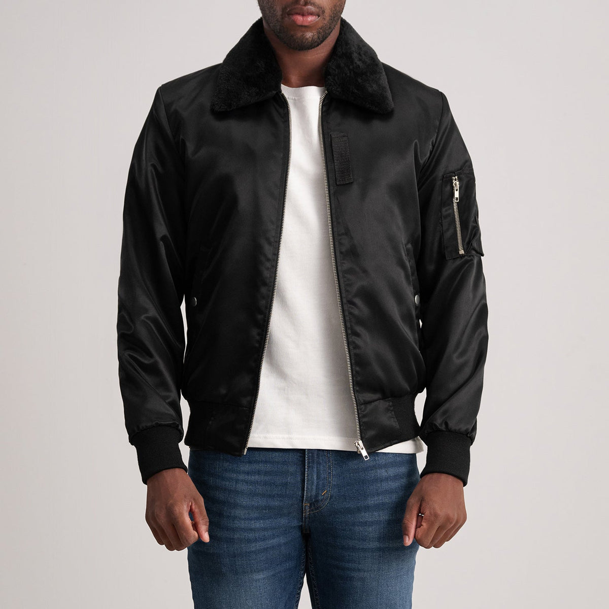 Detailansicht of Removable faux fur collar &amp; Zipper Hardware on Clyde B-15 Black Bomber Jacket