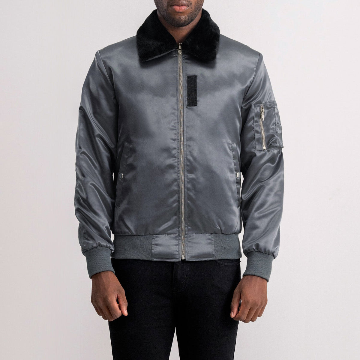 Clyde B-15 Grey Bomber Jacket in Grey Satin - Vorderansicht &amp; maßgeschneiderte Silhouette | Online Kaufen