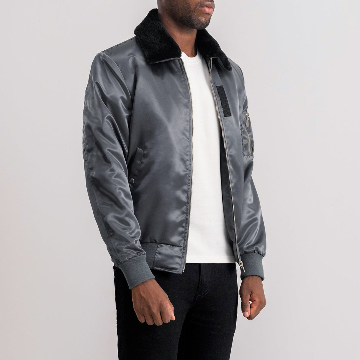Grey Satin Bomber Jacket - Rückansicht mit passgenauen Schultern &amp; sauberem Saum