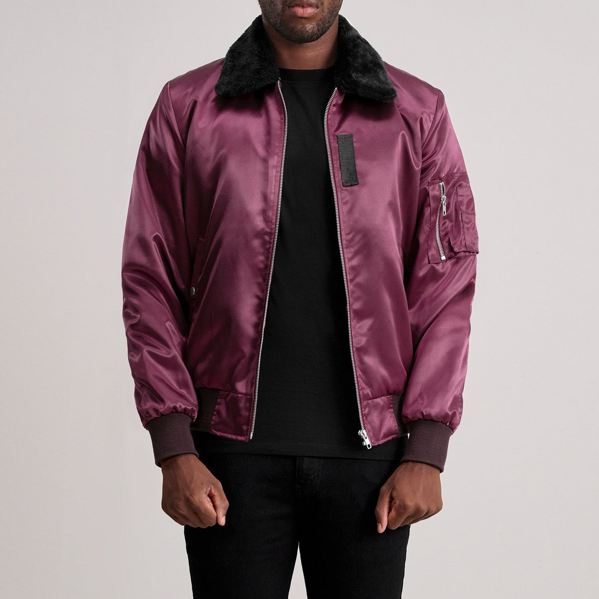 Clyde B-15 Kastanienbraun Leder-Bomberjacke für Herren - Seitenansicht mit ergonomischem Ärmelschnitt