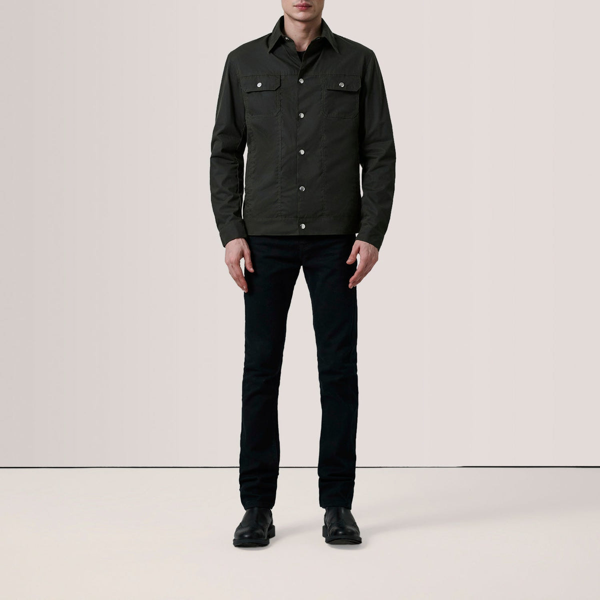 
Olive Waxed Cotton Canvas Leather Jacket - Rückansicht mit passgenauen Schultern & sauberem Saum