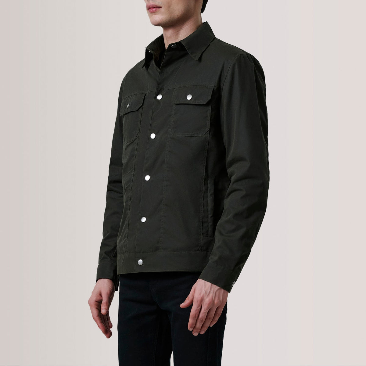
Colberto Olive Waxed Canvas Trucker Lederjacke für Herren For Men - Seitenansicht mit ergonomischem Ärmelschnitt & sportlicher Passform