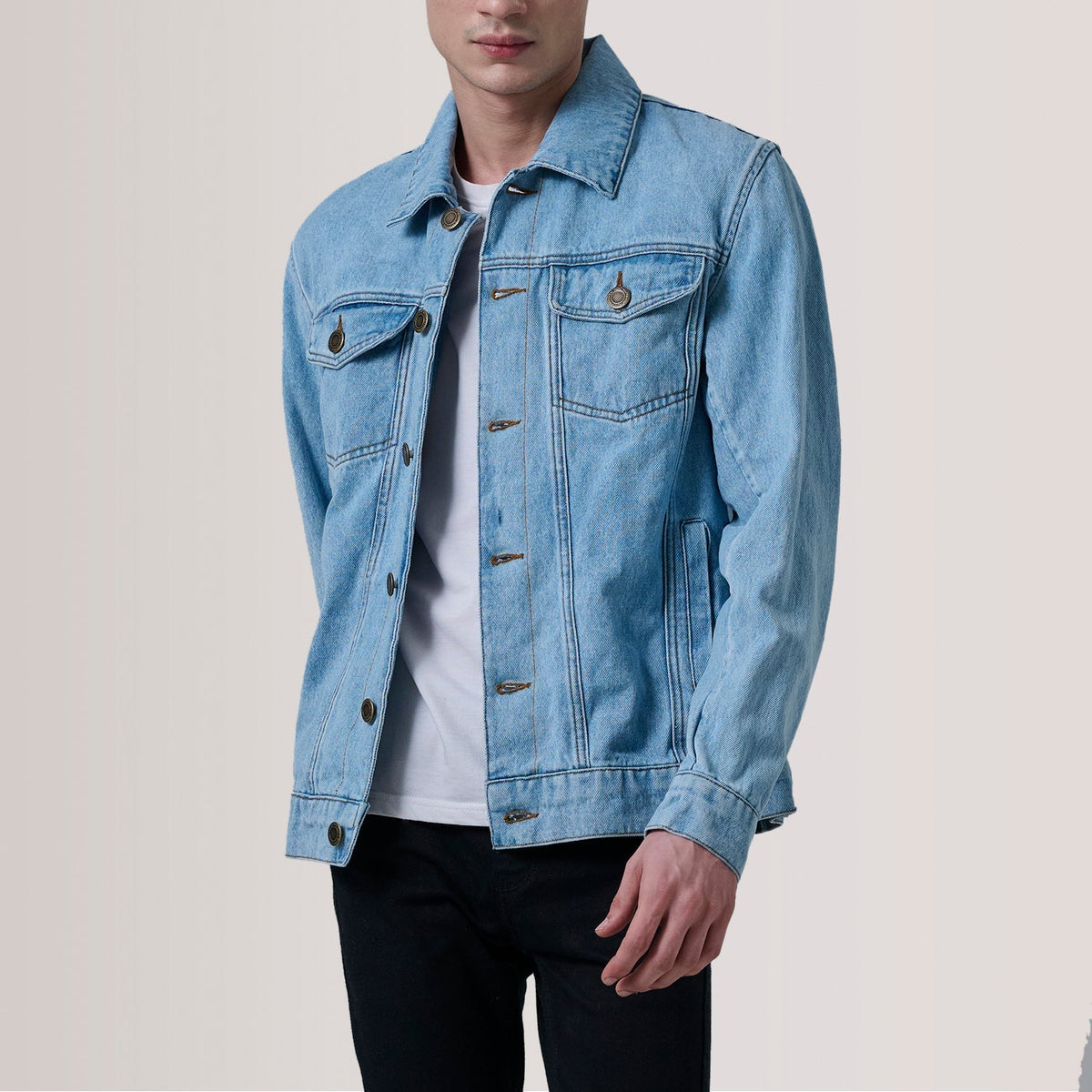 Conard Light Blau Denim Trucker Lederjacke für Herren For Men in Light Blue Full-Grain Leather - Vorderansicht &amp; maßgeschneiderte Silhouette | Online Kaufen