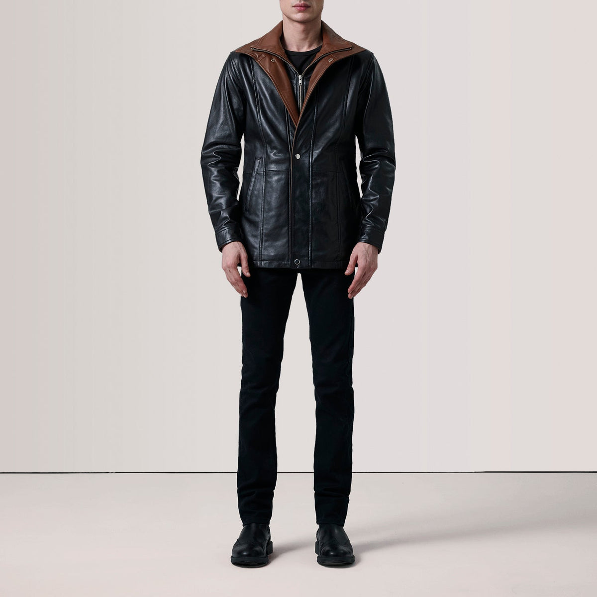 
Black Sheepskin leather Coat - Rückansicht mit passgenauen Schultern & sauberem Saum