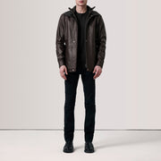 
Passform-Perspektive von Connor Black Leather Coat For Men am Model - Natürlicher Faltenwurf im Tageslicht