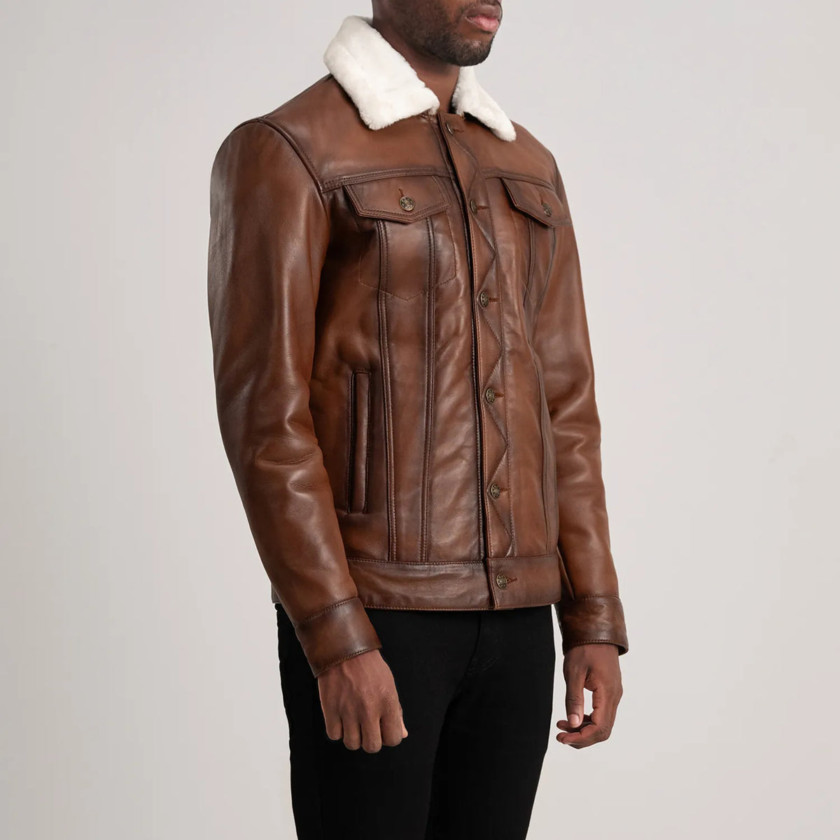 
Waxed Brown Sheepskin Leather Aviator Jacket - Rückansicht mit passgenauen Schultern & sauberem Saum