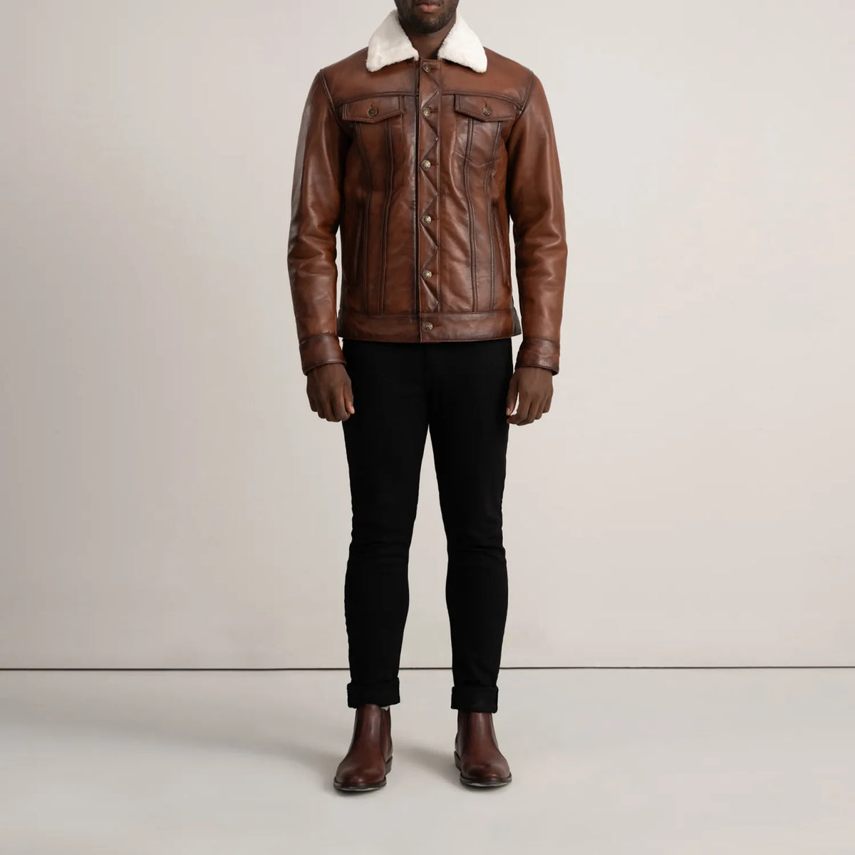 
Dallis Braun Leather Shearling Trucker Lederjacke für Herren - Seitenansicht mit ergonomischem Ärmelschnitt & sportlicher Passform