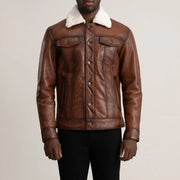 
Detailansicht of Classic Collar & Button Hardware on Dallis Braun Leather Shearling Trucker Lederjacke für Herren