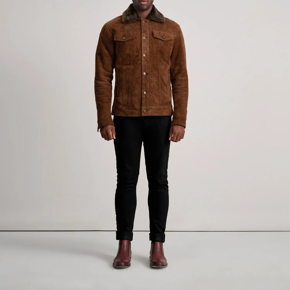 Dallis Braun Suede Shearling Trucker Lederjacke für Herren - Seitenansicht mit ergonomischem Ärmelschnitt