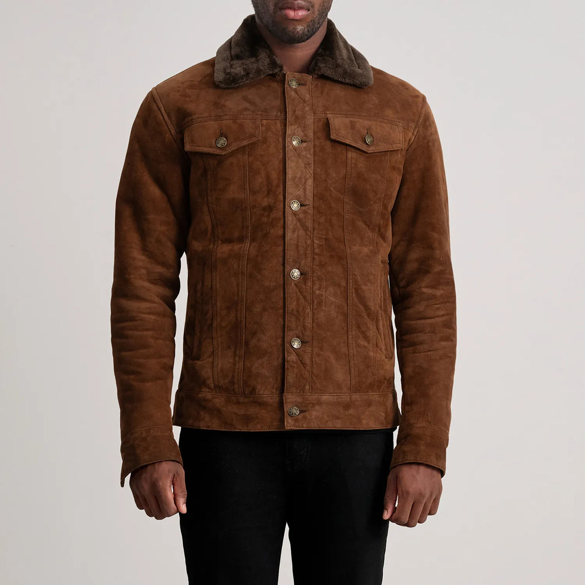 Detailansicht of Classic Collar &amp; Button Hardware on Dallis Braun Suede Shearling Trucker Lederjacke für Herren