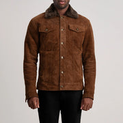 Detailansicht of Classic Collar &amp; Button Hardware on Dallis Braun Suede Shearling Trucker Lederjacke für Herren