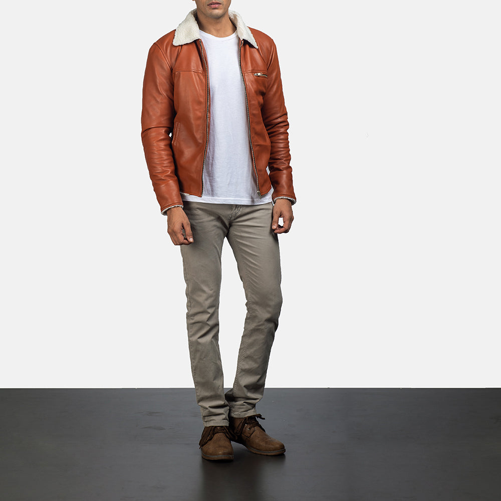 Men's Dan Frost Hellbraun Lammfelljacke für Herren - Seitenansicht mit ergonomischem Ärmelschnitt