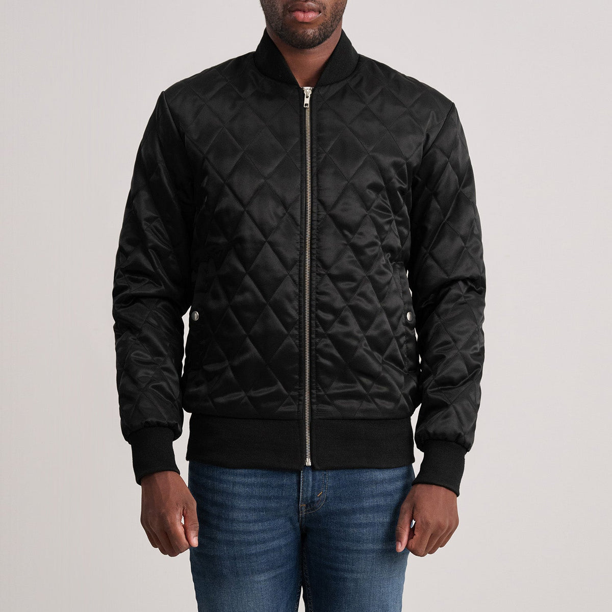 Danson Gesteppt Schwarz Varsity Lederjacke für Herren in Black Satin - Vorderansicht &amp; maßgeschneiderte Silhouette | Online Kaufen