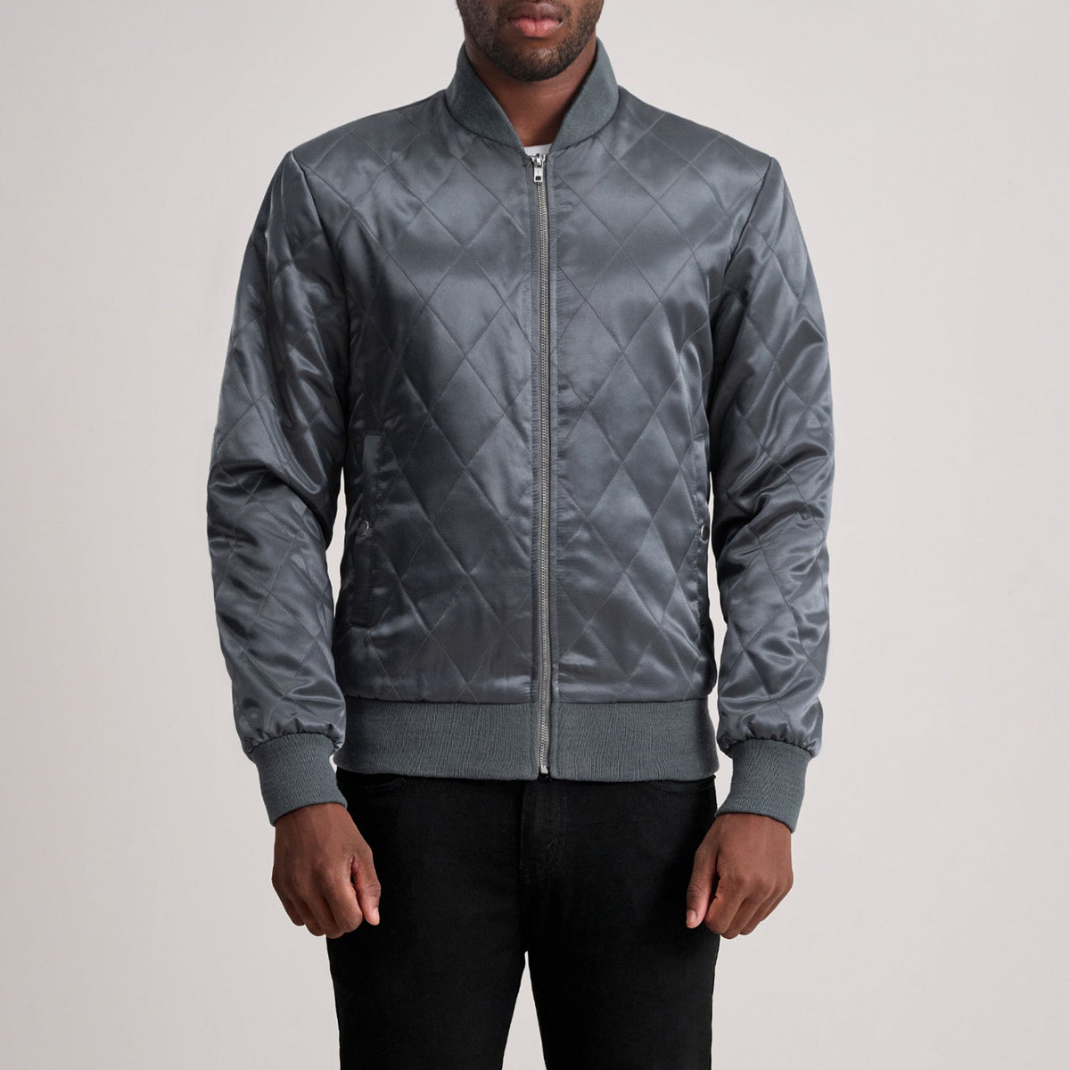 
Danson Gesteppt Grau Varsity Lederjacke für Herren in Grey Satin - Vorderansicht & maßgeschneiderte Silhouette | Online Kaufen