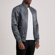 
Grey Satin Varsity Jacket - Rückansicht mit passgenauen Schultern & sauberem Saum