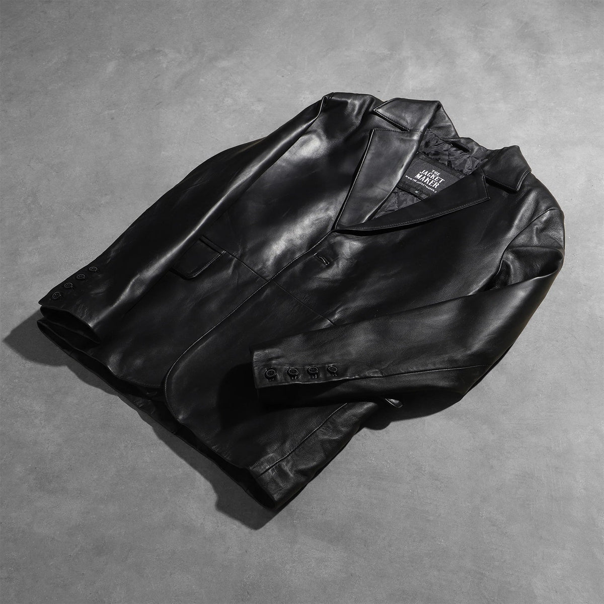 Styled Fit Perspective of Men's Daron Schwarz Lederblazer für Herren on Model - Natural Daylight Drape