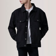 Eddie Schwarz Oversized Denim Trucker Lederjacke für Herren For Men in Black Full-Grain Leather - Vorderansicht &amp; maßgeschneiderte Silhouette | Online Kaufen