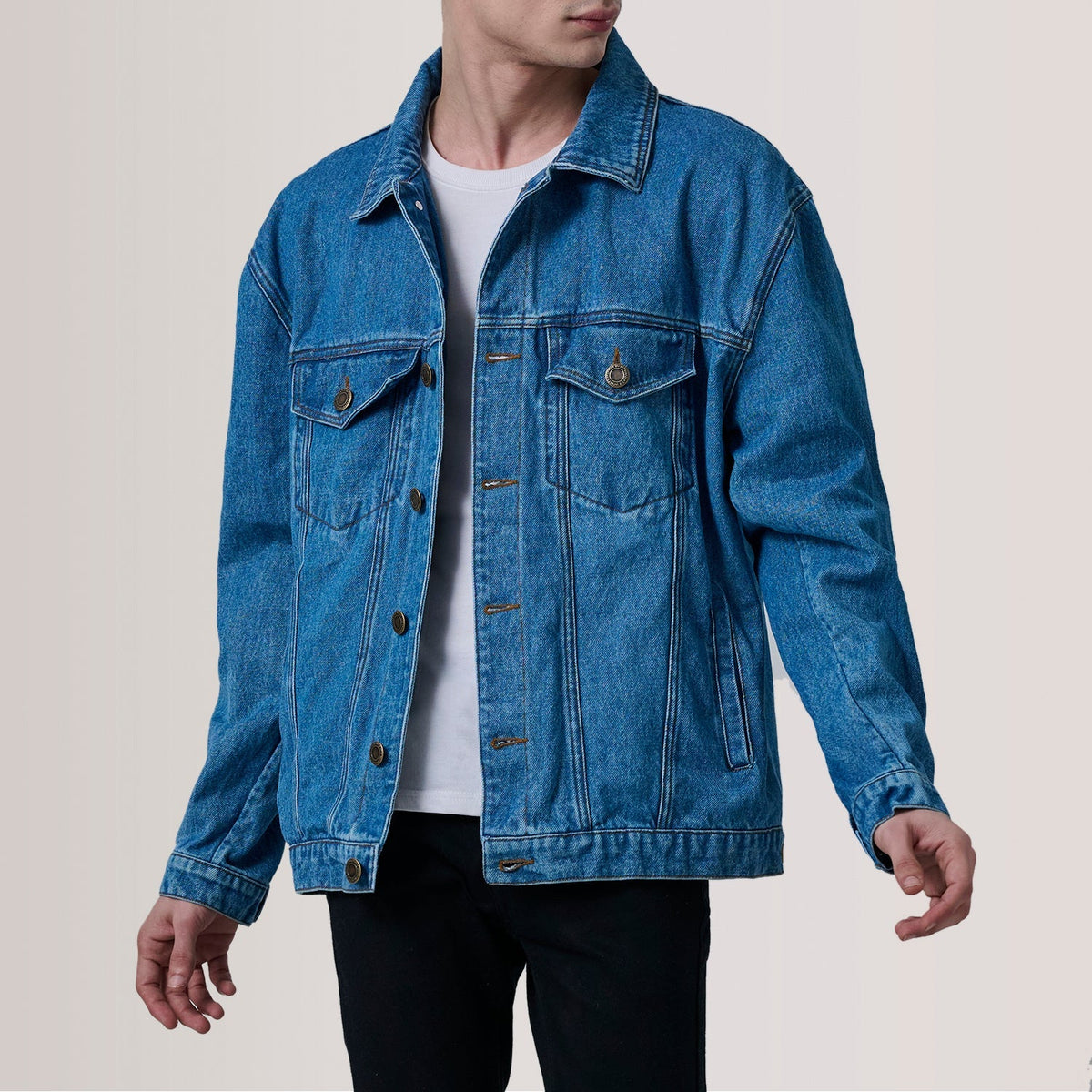 
Eddie Dark Blau Oversized Denim Trucker Lederjacke für Herren For Men in Dark Blue Full-Grain Leather - Vorderansicht & maßgeschneiderte Silhouette | Online Kaufen