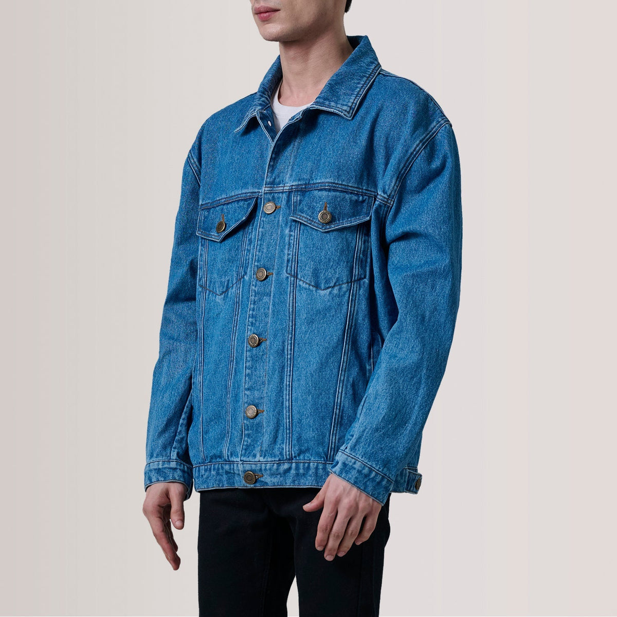 
Eddie Dark Blau Oversized Denim Trucker Lederjacke für Herren For Men - Seitenansicht mit ergonomischem Ärmelschnitt & sportlicher Passform