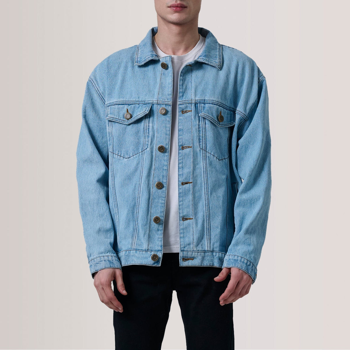 Eddie Light Blau Oversized Denim Trucker Lederjacke für Herren For Men in Light Blue Full-Grain Leather - Vorderansicht &amp; maßgeschneiderte Silhouette | Online Kaufen