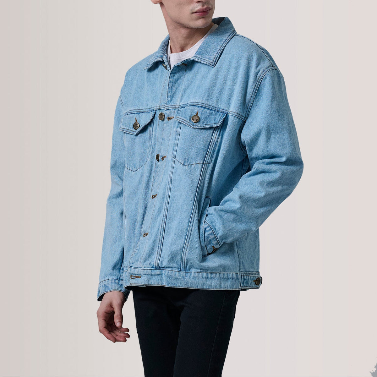 Eddie Light Blau Oversized Denim Trucker Lederjacke für Herren For Men - Seitenansicht mit ergonomischem Ärmelschnitt