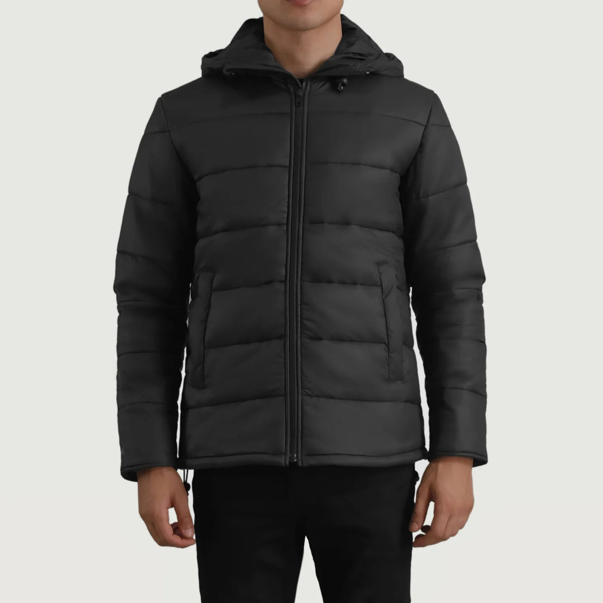
Erico Schwarz Hooded Puffer Lederjacke für Herren in schwarzem Rindleder - Vorderansicht & maßgeschneiderte Silhouette | Online Kaufen