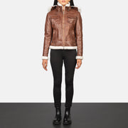 
Fiona Brown Hooded Shearling Leather Jacket - Seitenansicht mit ergonomischem Ärmelschnitt & sportlicher Passform