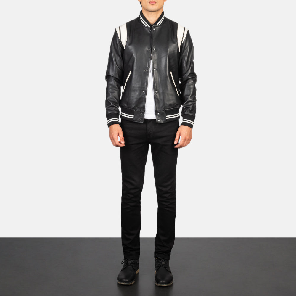 Men's Dantee Black Leather Varsity Jacket - Seitenansicht mit ergonomischem Ärmelschnitt