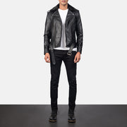 
Furton Black Leather Biker Jacket - Seitenansicht mit ergonomischem Ärmelschnitt & sportlicher Passform