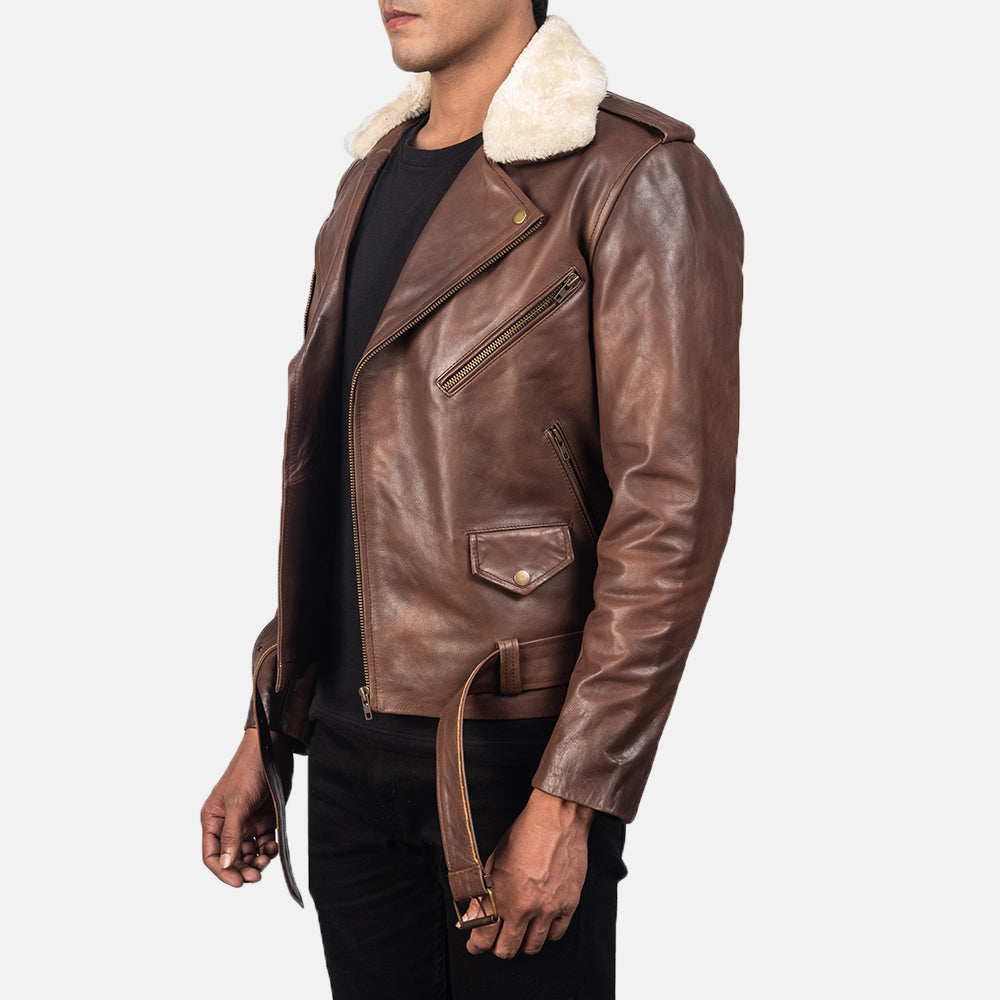 
Passform-Perspektive von Furton Black Leather Biker Jacket am Model - Natürlicher Faltenwurf im Tageslicht