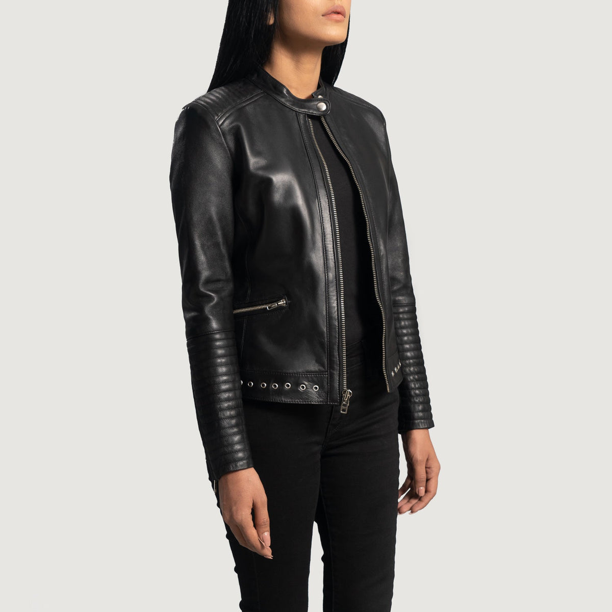 
Haley Ray Schwarz Leder-Bikerjacke für Damen - Seitenansicht mit ergonomischem Ärmelschnitt & sportlicher Passform