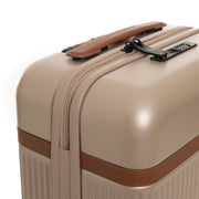 
Passform-Perspektive von Hand Luggage Suitcase Zuna für Damen für Damen am Model - Natürlicher Faltenwurf im Tageslicht