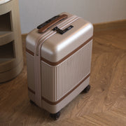 
Classic 100% Full-Grain leather Goods - Rückansicht mit passgenauen Schultern & sauberem Saum