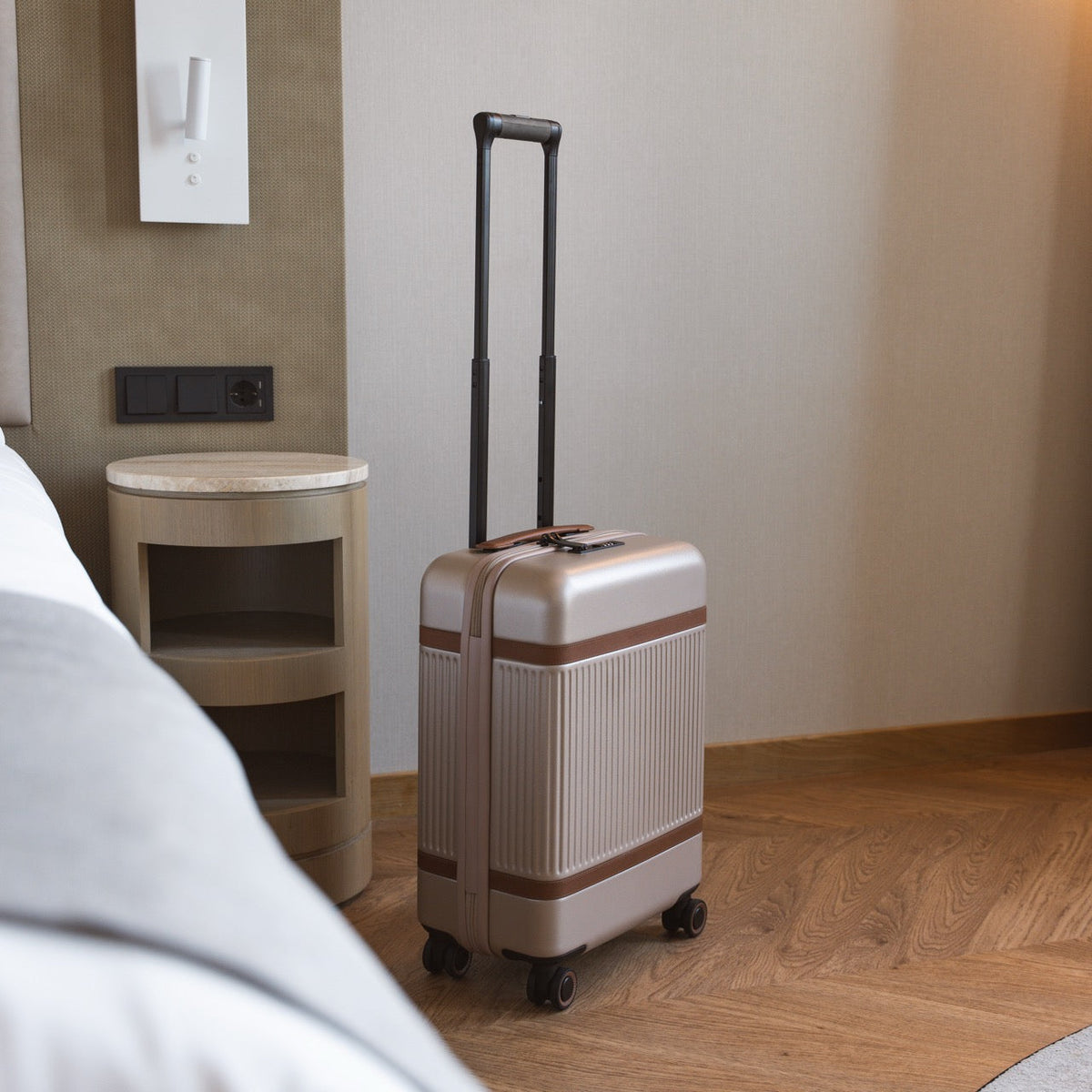 
Hand Luggage Suitcase Zuna für Damen für Damen - Seitenansicht mit ergonomischem Ärmelschnitt & sportlicher Passform