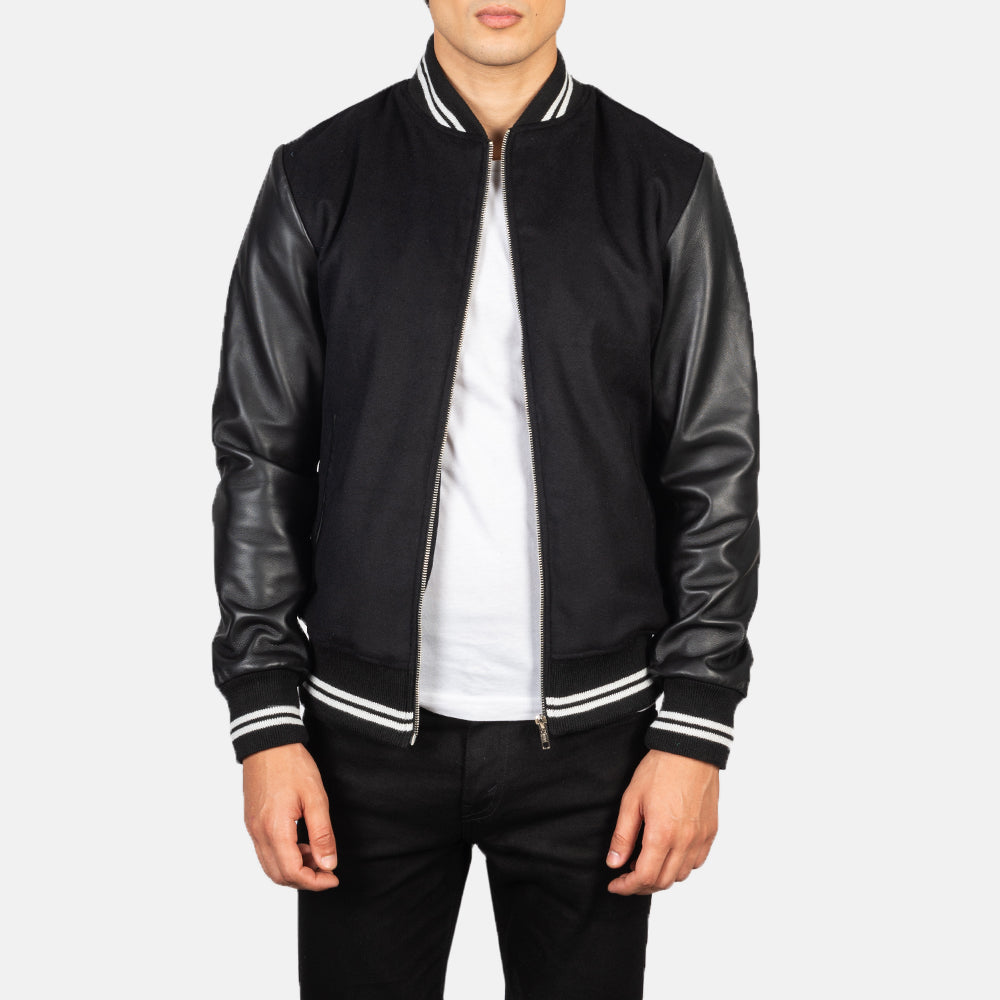 Harrison Schwarz Hybrid Varsity Lederjacke für Herren in Black Sheepskin Leather - Vorderansicht &amp; maßgeschneiderte Silhouette | Online Kaufen