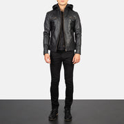 Men's Hector Schwarz Hooded Leder-Bikerjacke für Herren - Seitenansicht mit ergonomischem Ärmelschnitt