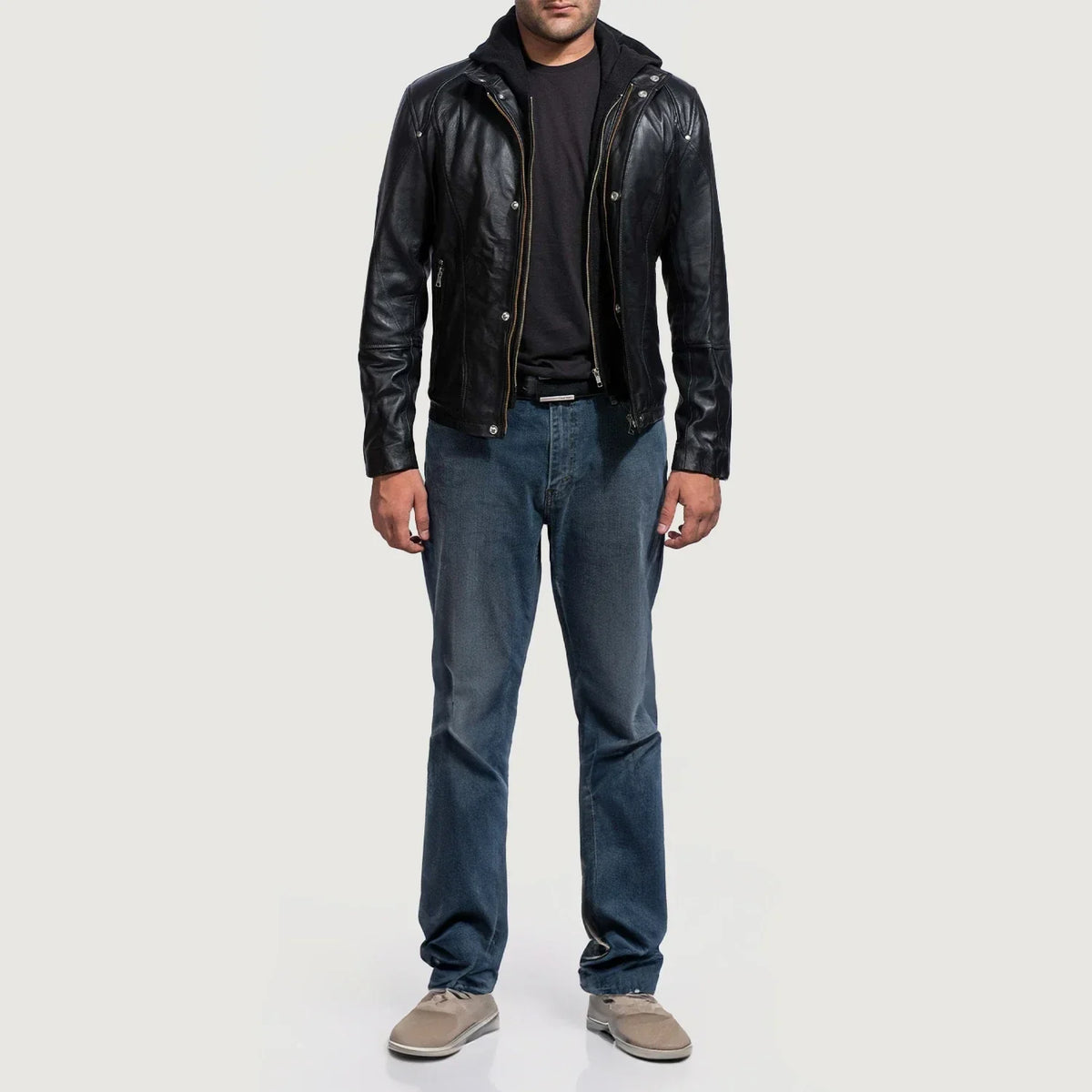 
Highschool Black Leather Jacket - Seitenansicht mit ergonomischem Ärmelschnitt & sportlicher Passform