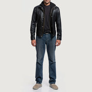 
Highschool Black Leather Jacket - Seitenansicht mit ergonomischem Ärmelschnitt & sportlicher Passform