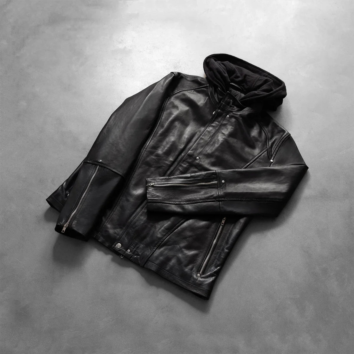
Passform-Perspektive von Highschool Black Leather Jacket am Model - Natürlicher Faltenwurf im Tageslicht