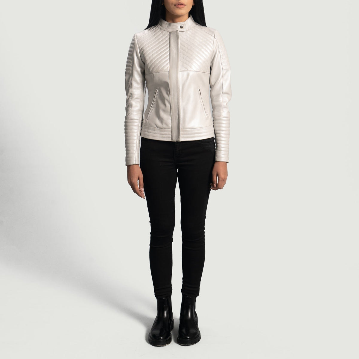 Detailansicht von Stehkragen mit Druckknopf & Reißverschluss an Ice Maiden Silver Quilted Leather Biker Jacket