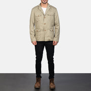
Kajetan Beige Safari-Beige Lederjacke für Herren - Seitenansicht mit ergonomischem Ärmelschnitt & sportlicher Passform