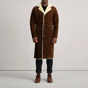 
Kolby Brown Suede Shearling Long Coat - Seitenansicht mit ergonomischem Ärmelschnitt & sportlicher Passform