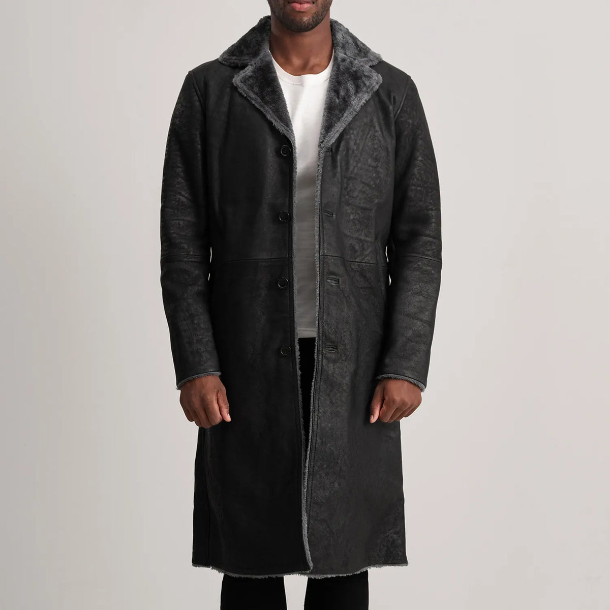 
Kolby Distressed Black Shearling Long Coat in Distressed Black Sheepskin Snuffed - Vorderansicht & maßgeschneiderte Silhouette | Online Kaufen