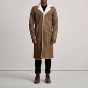 
Kolby Distressed Brown Shearling Long Coat - Seitenansicht mit ergonomischem Ärmelschnitt & sportlicher Passform