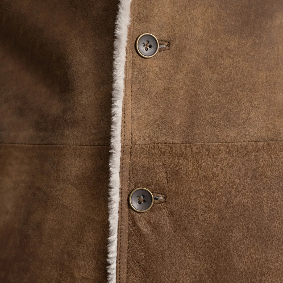 
Detailansicht of Notch & Button Hardware on Kolby Distressed Brown Shearling Long Coat