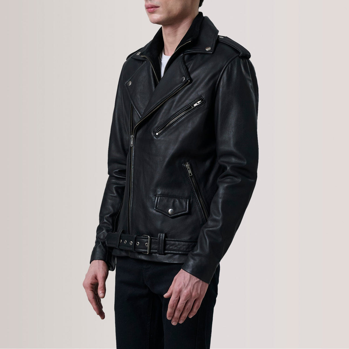 
Kole Schwarz Leather Double Rider Lederjacke für Herren For Men - Seitenansicht mit ergonomischem Ärmelschnitt & sportlicher Passform