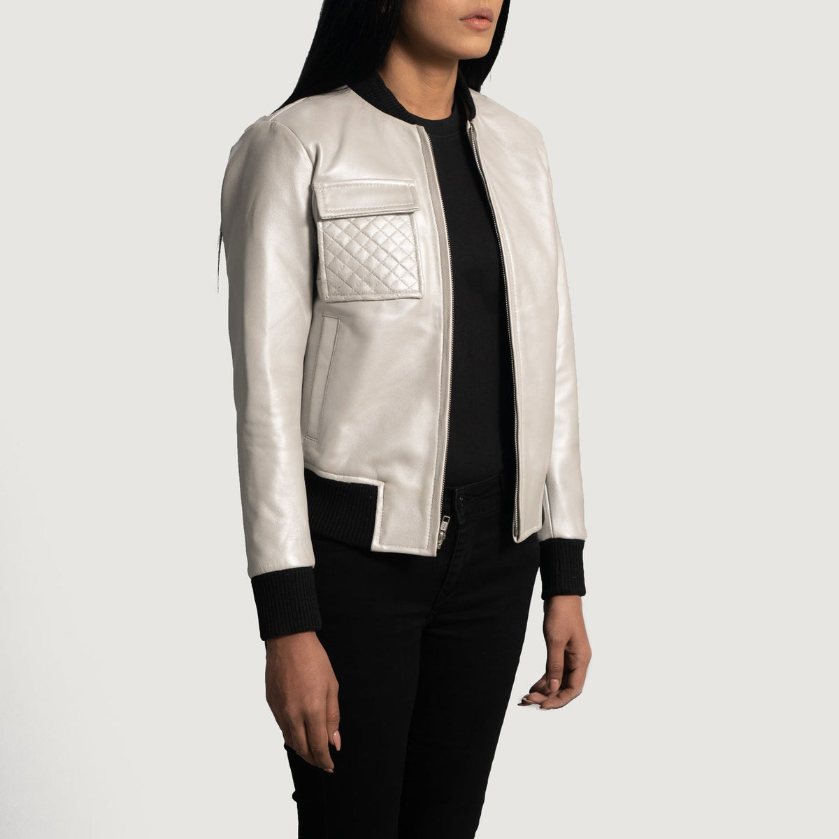 Lana Silver Leder-Bomberjacke für Damen - Seitenansicht mit ergonomischem Ärmelschnitt