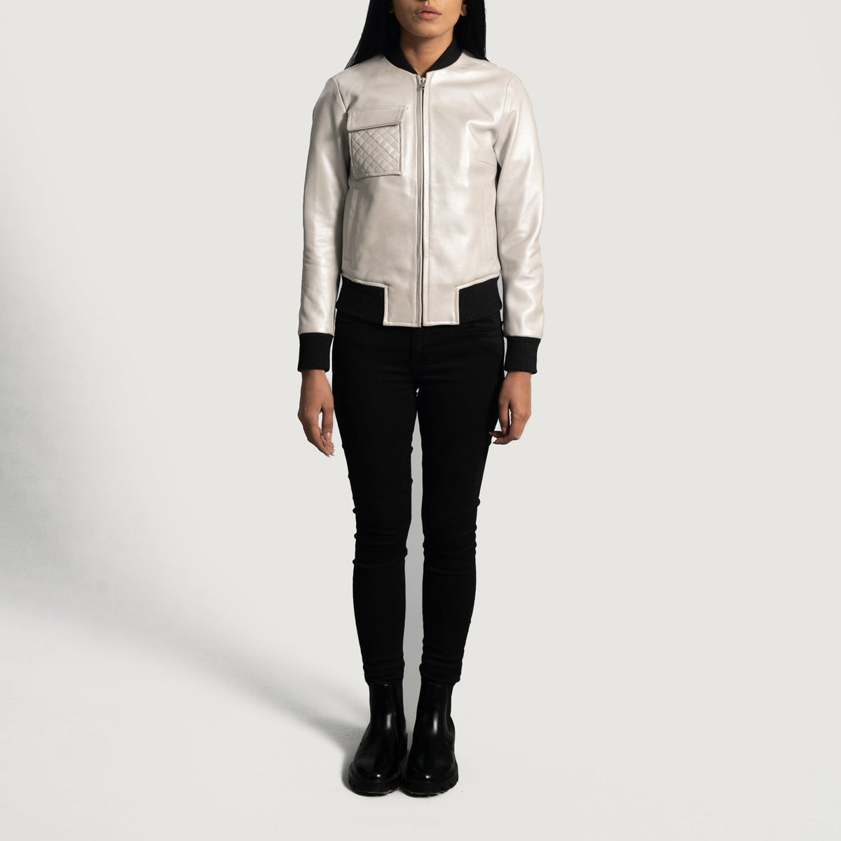 Detailansicht of Varsity &amp; Zipper Hardware on Lana Silver Leder-Bomberjacke für Damen
